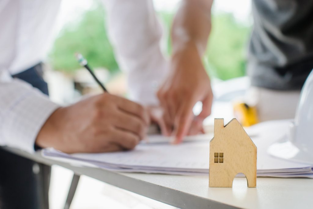 Secteur industriel, concept d'ingénieur et d'architecte, équipe d'ingénieurs et d'architectes travaillant sur des plans et une maquette de maison